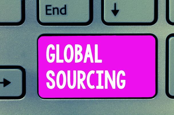 Tekst pisania słów Global Sourcing. Koncepcja biznesowa dotycząca praktyki pozyskiwania towarów ze światowego rynku - Zdjęcie, obraz