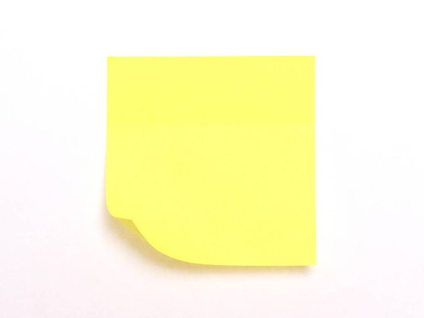 Nota adhesiva amarilla aislada sobre un fondo blanco - Foto, imagen