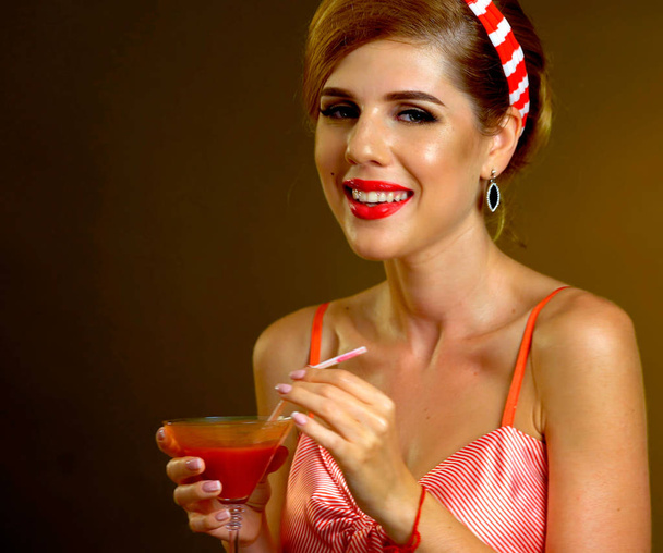 Pin up girl drink bloody Mary cocktail. Pin-up estilo femenino retro
. - Foto, imagen