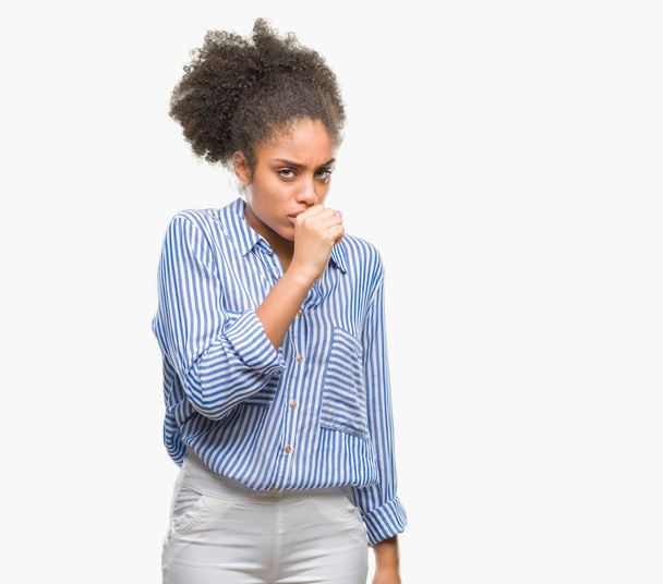 Duygu iyi ve soğuk veya bronşit için semptom olarak öksürük izole arka plan üzerinde genç afro Amerikalı kadın. Sağlık kavramı. - Fotoğraf, Görsel