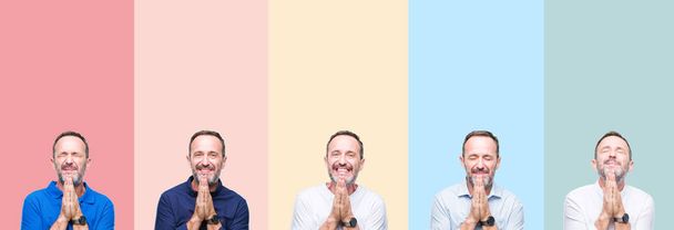 Collage von Senior hoary gutaussehender Mann über bunten Streifen isolierten Hintergrund beten mit den Händen zusammen um Vergebung bitten lächelnd zuversichtlich. - Foto, Bild
