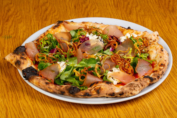 Pizza met hamon en buratta - Foto, afbeelding