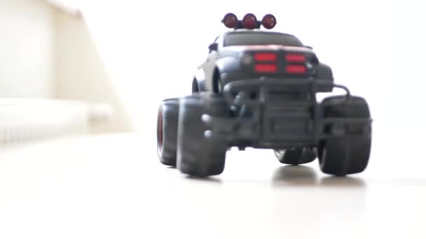 Spielzeugauto aus Plastik fährt auf Boden - Filmmaterial, Video