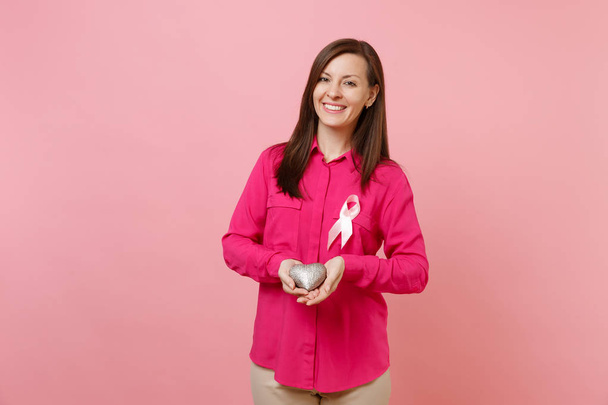 Женщина в розовой одежде с розовым символом шелковой ленты изолирована на фоне пастельной стены, студийный портрет. Медицинская гинекологическая онкология, концепция информированности о раке груди. Пространство для копирования
 - Фото, изображение