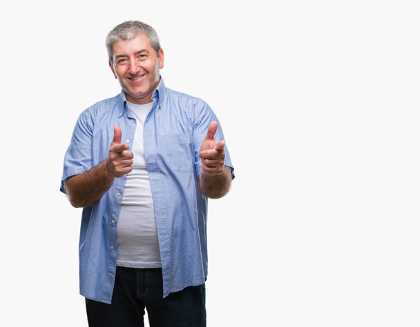 Pěkný starší muž izolované pozadí ukazovat prstem na kameru s šťastný a legrační obličej. Dobrá energie a vibrace. - Fotografie, Obrázek