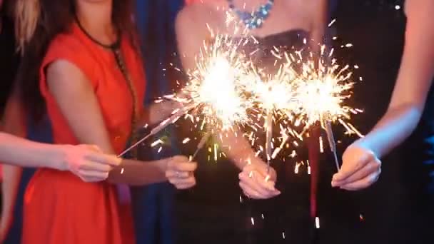 Party, święta, życie nocne i szczęśliwego nowego roku koncepcja - grupa kobiet szczęśliwy zabawy z ognie - Materiał filmowy, wideo