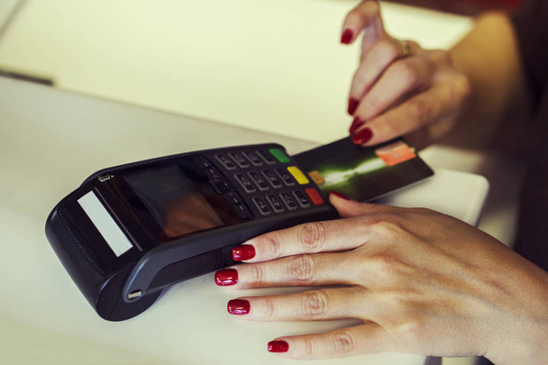 Zár megjelöl-ból egy eladó kezét a dataphone segítségével töltse fel a készlet íróasztallal hitelkártyát - Fotó, kép