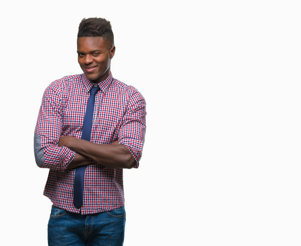 Νεαρός αφρικανική αμερικανική επιχείρηση άνθρωπος πάνω από απομονωμένες φόντο χαρούμενο πρόσωπο χαμογελά με σταυρωμένα χέρια, κοιτάζοντας την κάμερα. Θετικό πρόσωπο. - Φωτογραφία, εικόνα