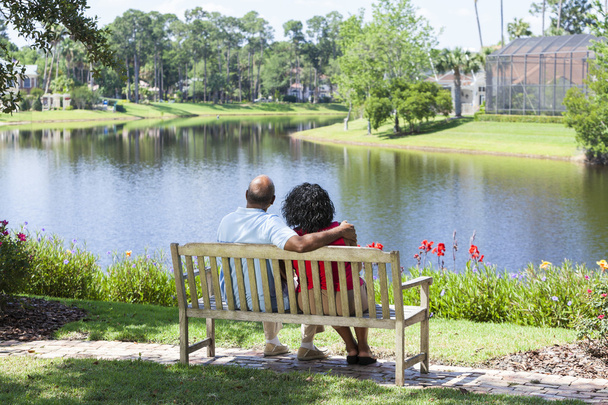 Старший афро-американських пара, сидячи на лавці в парку - Фото, зображення