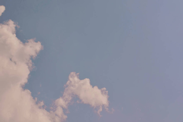 Fondo de la naturaleza. Nubes suaves esponjosas en el cielo tonificadas
 - Foto, Imagen