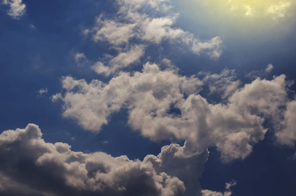 自然の背景。空にふわふわの柔らかい雲のトーン - 写真・画像