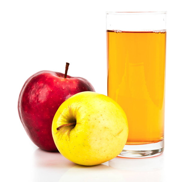 Delicioso zumo de manzana en vaso y manzanas aisladas en blanco
 - Foto, imagen