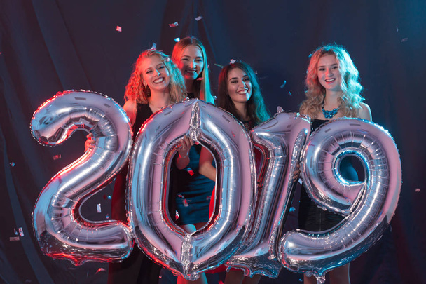 Firm, osób i nowy rok wakacje koncepcja - wesoły młodych kobiet świętuje Nowy rok 2019 - Zdjęcie, obraz