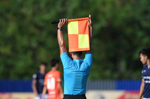 Assistente arbitro stiva bandiera, segnale di sostituzione
 - Foto, immagini