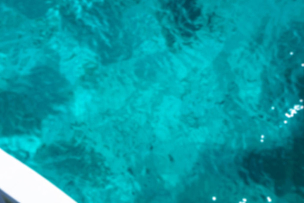 Hermosa superficie transparente mar azul con peces. Tema peces oceánicos para el fondo. Foto de stock para el diseño turístico
 - Foto, Imagen