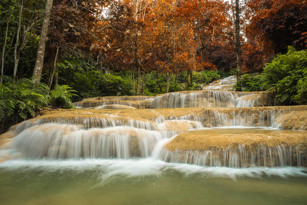 Měkké vody proudu v přírodním parku, Tran Sawan Waterfall, Thajsko. - Fotografie, Obrázek