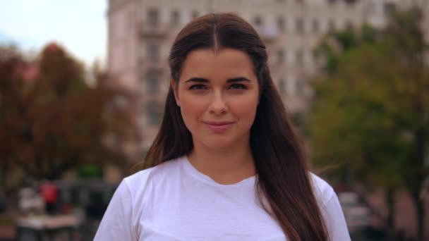 ελκυστικό πρόσωπο επιχειρηματίας στην πόλη - Πλάνα, βίντεο