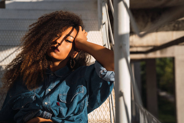 güneş ışığı altında kot gömlek Afrikalı-Amerikalı genç kadın portresi - Fotoğraf, Görsel