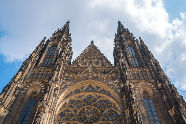 Καθεδρικός Ναός Αγίου Βίτου στην Πράγα σε μια όμορφη καλοκαιρινή μέρα. - Φωτογραφία, εικόνα