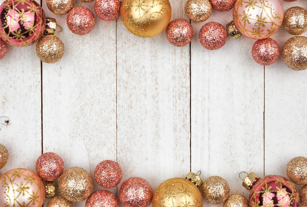 Boże Narodzenie podwójne obramowanie różowe złoto i złote ozdoby na rustykalne drewniane białe tło - Zdjęcie, obraz