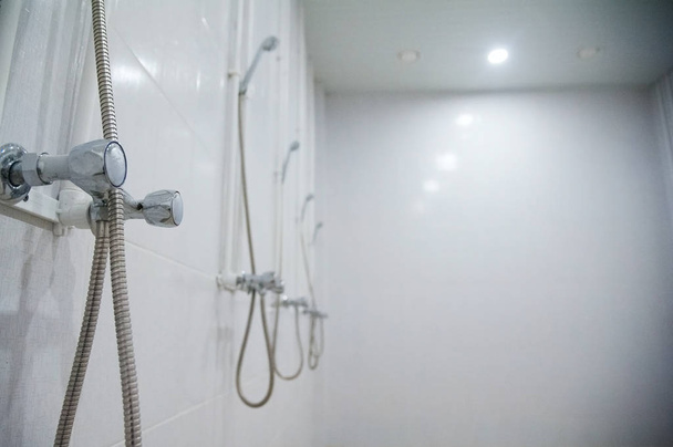 Area doccia vuota e asciutta di un fitness club
 - Foto, immagini