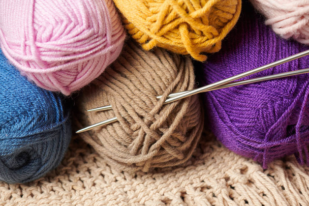 palle di filo di lana per lavorare a maglia su sfondo di legno
 - Foto, immagini