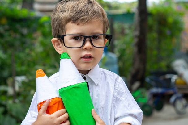 Il est prêt pour l'école. Mignon enfant intelligent dans des lunettes tenant des crayons d'école. Retour à l'école. Espace pour le texte
. - Photo, image