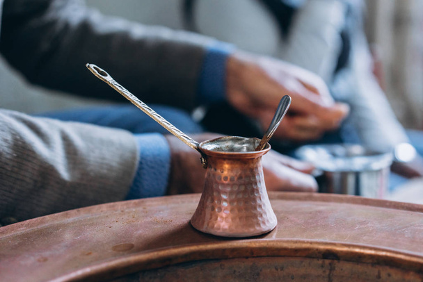 Turk prázdný káva stojí na okraji - Fotografie, Obrázek