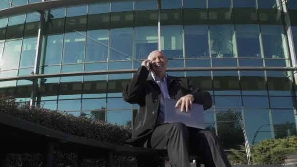 Adult man talking on the phone near the business center - Video, Çekim
