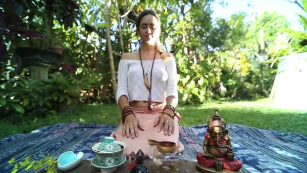 Tea ceremony in garden, tea master female making the tea. Pouring tea in the garden - Footage, Video