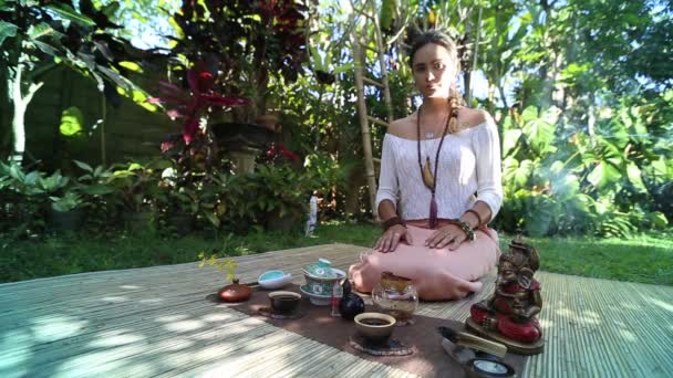 Tea ceremony in garden, tea master female making the tea. Pouring tea in the garden - Footage, Video