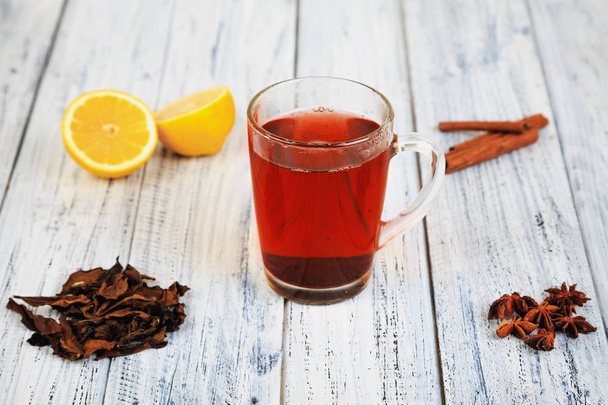 tè caldo, bastoncini di cannella, anice stellato, foglie di tè essiccate e arancia
 - Foto, immagini