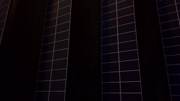 大規模産業太陽光発電ファーム生産の空中ショット夕日にエネルギーを集中してください。 - 映像、動画