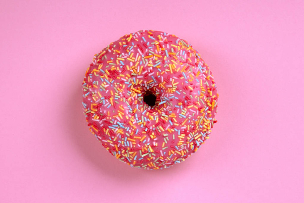 Delicioso donut sobre fondo rosa
 - Foto, imagen