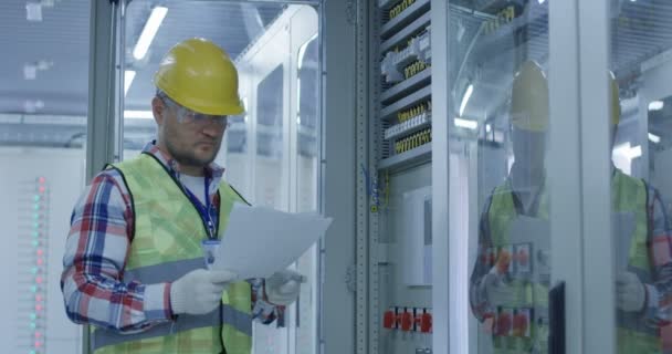 Elektrische arbeider lezen papierwerk en inspectie apparatuur - Video