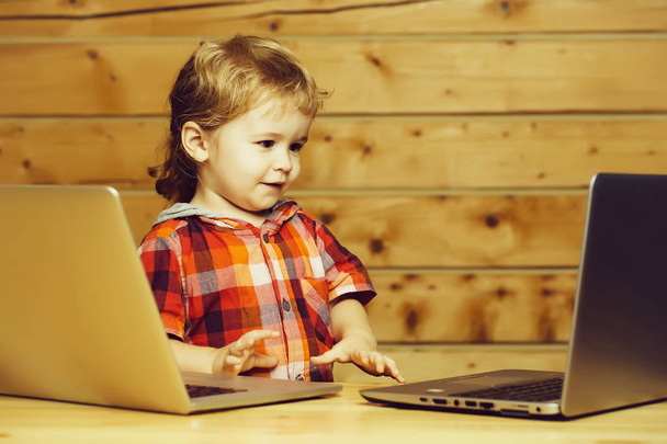 Cute boy plays on computers - Фото, зображення