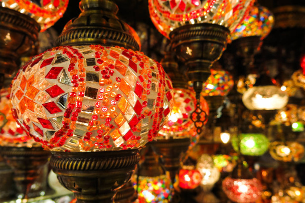 Kleurrijke Turkse lampen in de Grand Bazaar van Istanboel, Turkije - Foto, afbeelding