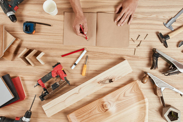 Colocação plana de ferramentas de carpinteiro em fundo de madeira
 - Foto, Imagem