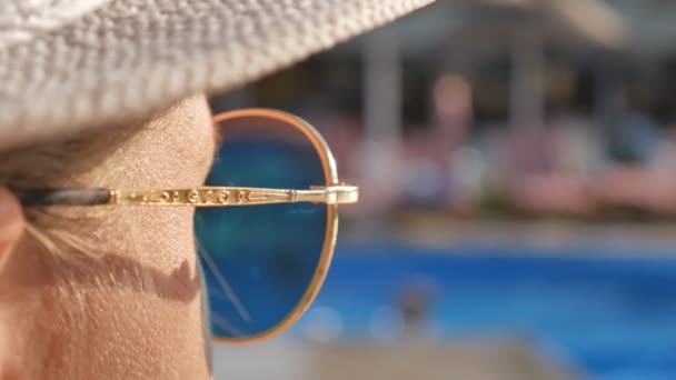 Mooie meisje in zonnebril. Zwembad de reflectie. Concept van vakantie op zee. - Video