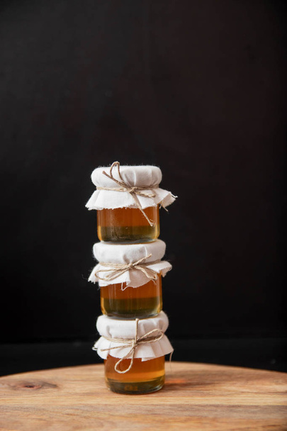 три скляні банки з медом ізольовані на чорному фоні
 - Фото, зображення