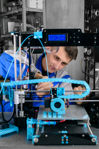 Nuori suunnittelija-insinööri, joka käyttää 3D-tulostinta laboratorio-, teknologia- ja innovaatiokonseptissa
 - Valokuva, kuva