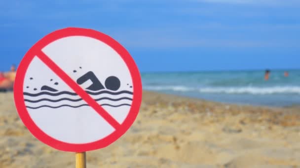 Προειδοποιητικά σημάδια χωρίς πλάκα κολύμπι στην παραλία. Απαγορεύεται το κολύμπι. - Πλάνα, βίντεο