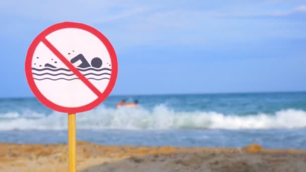 Προειδοποιητικά σημάδια χωρίς πλάκα κολύμπι στην παραλία. Απαγορεύεται το κολύμπι. - Πλάνα, βίντεο