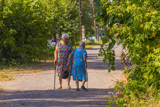 Russie, Saint-Pétersbourg, 9 août 2018. Le long de la rue sont des femmes âgées avec une baguette spéciale pour les personnes âgées. pensionnés
 - Photo, image