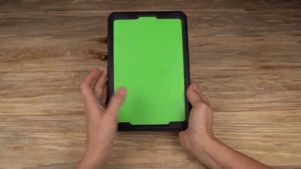 Женщина держит планшетный компьютер с зеленым экраном для собственного пользовательского контента
. - Кадры, видео