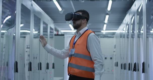 Trabajador eléctrico con auriculares VR
 - Metraje, vídeo