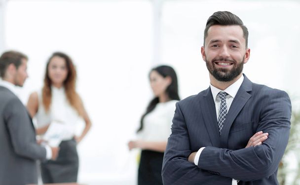 businessman on the background of the workplace - Φωτογραφία, εικόνα