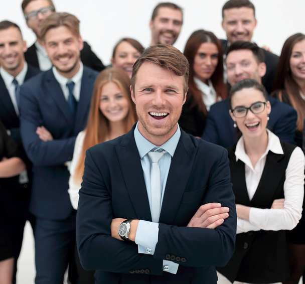 χαμογελώντας επιχειρηματίας που στέκεται πάνω σε υπόβαθρο της ομάδας της επιχείρησης. - Φωτογραφία, εικόνα