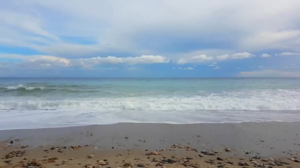 Turquoise zee golven op het zandstrand, Middellandse Zee - 4 k-resolutie - Video