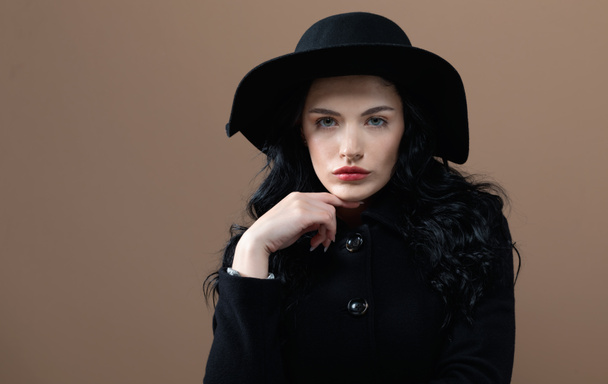 Beautiful young woman in a fashionable coat - Foto, afbeelding
